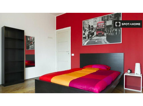 Zimmer zu vermieten in Wohnung mit 8 Schlafzimmern in… - Zu Vermieten