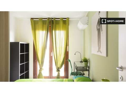 Quarto para alugar em apartamento com 8 quartos em Milão - Aluguel