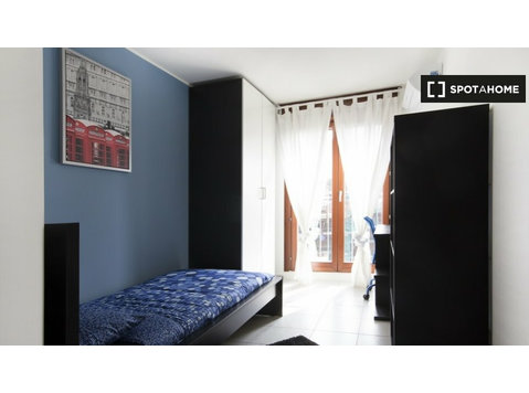 Chambre à louer dans un appartement avec 8 chambres à Milan - À louer