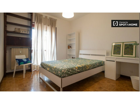 Chambre à louer dans appartement avec 3 chambres, Cologno… - À louer