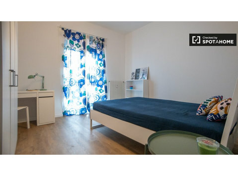 Quarto para alugar em apartamento com 3 quartos, Cologno… - Aluguel