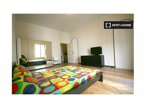 Se alquila habitación en piso de 7 habitaciones en Milán - Alquiler