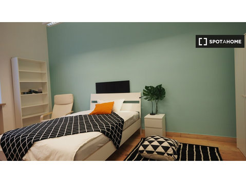 Pokoje do wynajęcia w 6-pokojowym mieszkaniu w Turynie - Do wynajęcia