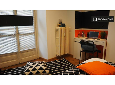 Alugam-se quartos em apartamento de 6 quartos em Torino - Aluguel