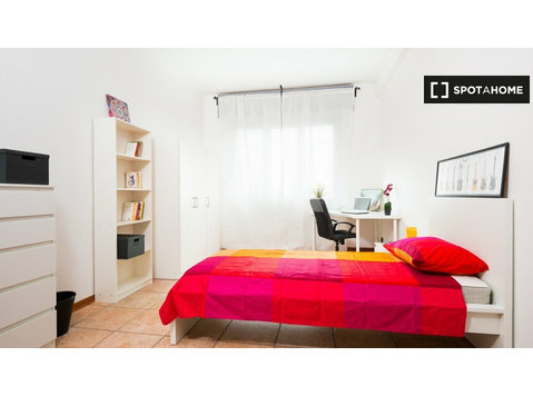 Se alquila habitación en piso de 4 dormitorios en Lingotto,… - Kiralık