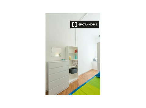 Se alquila habitación en piso de 5 dormitorios en Lingotto,… - For Rent