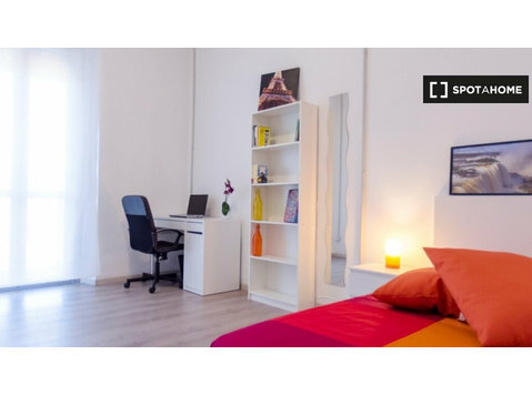 Se alquila habitación en piso de 5 dormitorios en Lingotto,… - Te Huur