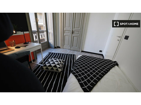 Aluga-se quarto em apartamento de 7 quartos em Torino - Aluguel