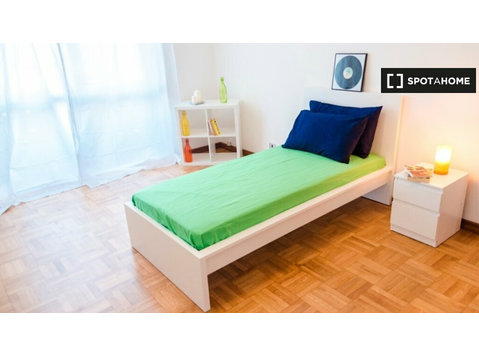 Se alquila habitación en un apartamento de 5 dormitorios en… - For Rent