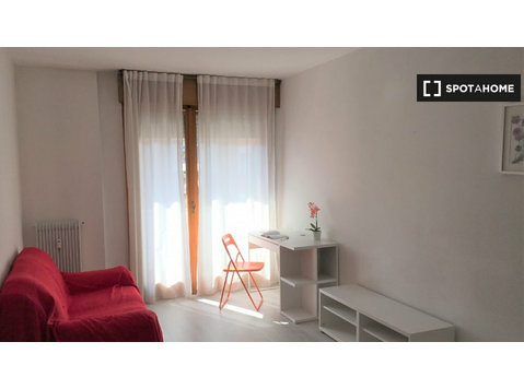 Chambre à louer dans un appartement de 4 chambres à S. Pio… - À louer