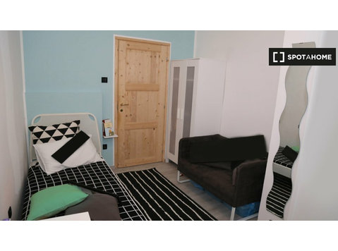 Se alquila habitación en apartamento de 6 habitaciones en… - Kiralık