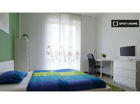 Zimmer zu vermieten in Wohnung mit 5 Schlafzimmern in… - Te Huur