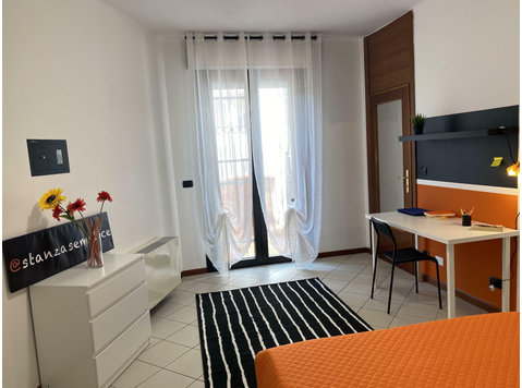 Via Antonio De Nino 27 - Stanza 1 - Apartments