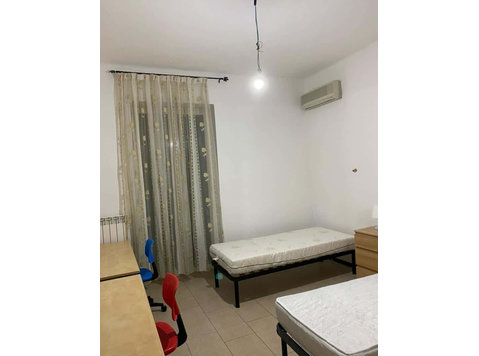 Stanza doppia in Via Sigismondo Castromediano, Bari - Apartments
