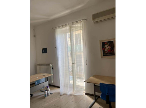 Stanza doppia in appartamento condiviso a Bari in Via… - Apartemen