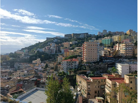 Salita Tarsia, Naples - Συγκατοίκηση