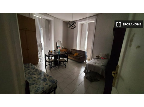 Bett zu vermieten in 3-Zimmer-Wohnung in Neapel - Zu Vermieten