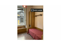 Room for rent in 3-bedroom apartment in Naples - الإيجار