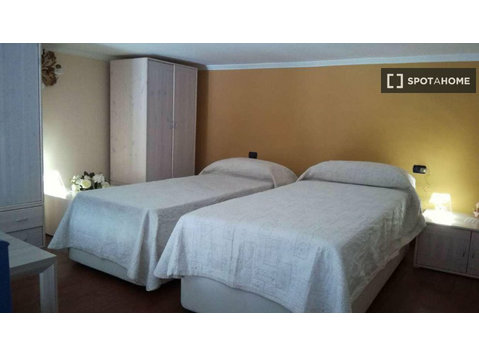 Zimmer zu vermieten in 3-Zimmer-Wohnung in Neapel - Zu Vermieten