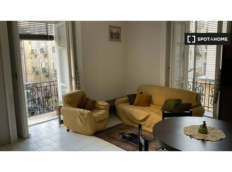 Chambre à louer dans un appartement de 3 chambres à Naples - À louer