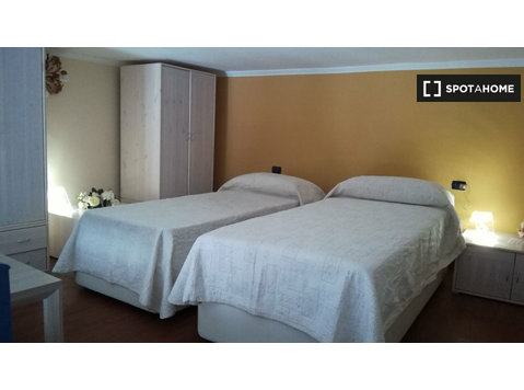 Zimmer zu vermieten in 3-Zimmer-Wohnung in Vasto, Neapel - Zu Vermieten