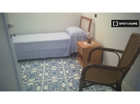 Vasto, Napoli'de 3 yatak odalı dairede kiralık oda - Kiralık