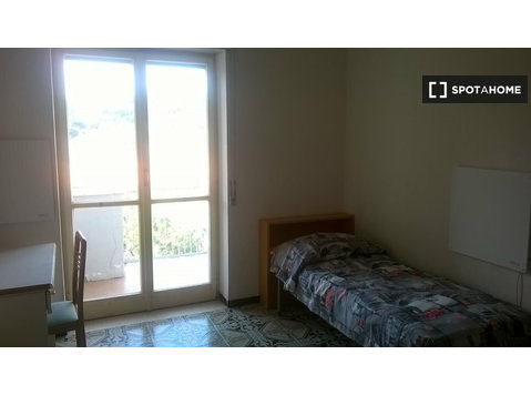 Stanza in appartamento con 4 stanze da letto a Napoli - In Affitto