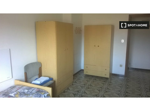 Napoli'de 4 yatak odalı dairede kiralık oda - Kiralık