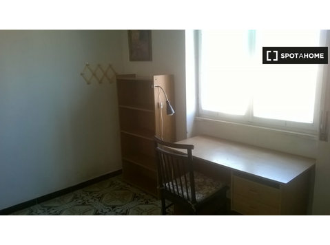 Chambre à louer dans un appartement de 4 chambres à Naples - À louer