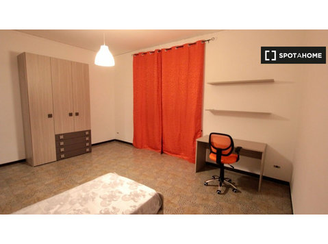 Room for rent in 4-bedroom apartment in Naples - Til Leie