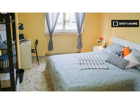 Room for rent in 4-bedroom apartment in Naples - 空室あり