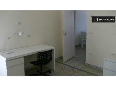 Room for rent in 4-bedroom apartment in Naples - Annan üürile