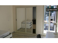 Room for rent in 4-bedroom apartment in Naples - เพื่อให้เช่า