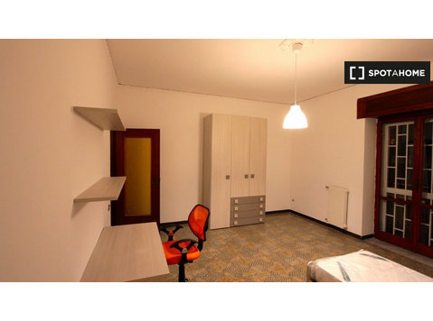 Zimmer zu vermieten in 4-Zimmer-Wohnung in Neapel - Zu Vermieten