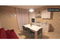 Room for rent in 4-bedroom apartment in Naples - الإيجار