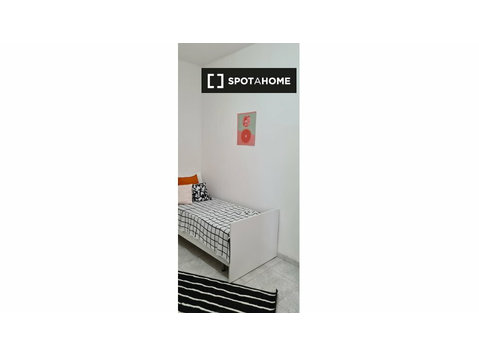 Room for rent in 6-bedroom apartment in Naples -  வாடகைக்கு 