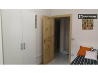 Room for rent in 6-bedroom apartment in Naples - 임대