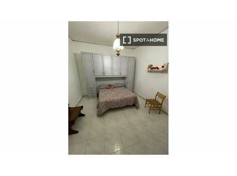 Napoli'de 4 yatak odalı bir dairede kiralık odalar - Kiralık