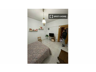 Rooms for rent in a 4-bedroom apartment in Naples - เพื่อให้เช่า