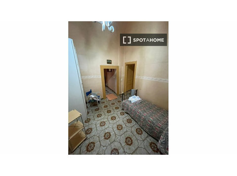 Napoli'de 4 yatak odalı bir dairede kiralık odalar - Kiralık