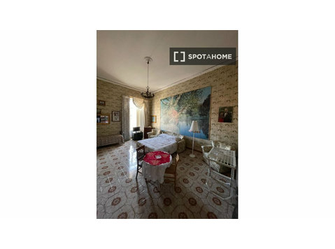 Rooms for rent in a 4-bedroom apartment in Naples - Vuokralle