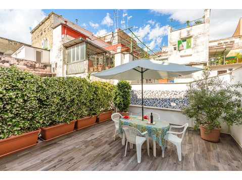 Apartment in Vico Santa Maria della Purità, Napoli for 60… - Apartments