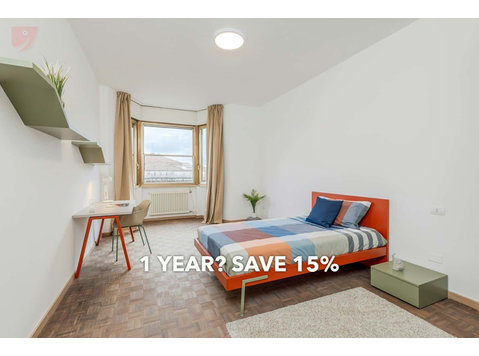 Room in Viale Cavour, Ferrara for 185 m² with 9 bedrooms - Apartments