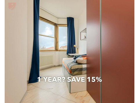 Room in Viale Cavour, Ferrara for 185 m² with 9 bedrooms - Apartments