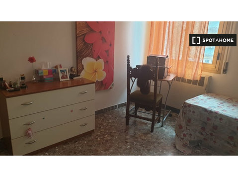 Lit à louer dans un appartement de 2 chambres à Bologne - À louer