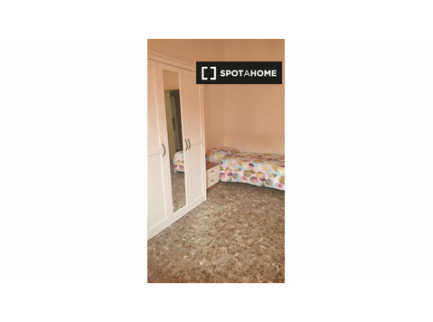 Bett zu vermieten in 2-Zimmer-Wohnung in Bologna - Zu Vermieten