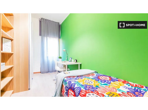 Se alquila habitación en piso de 10 habitaciones en Bolonia - Alquiler