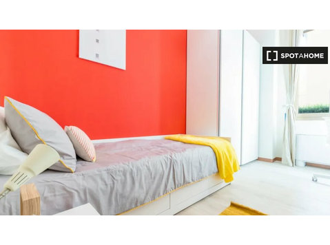 Zimmer zu vermieten in 10-Zimmer-Wohnung in Bologna - Zu Vermieten