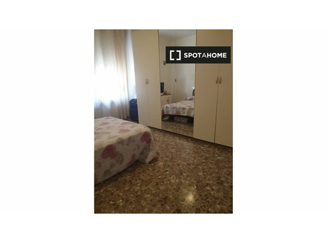 Chambre à louer dans un appartement de 2 chambres à Bologne - À louer