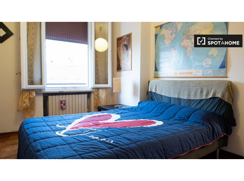 Room for rent in 2-bedroom apartment in Quartiere Saragozza - Na prenájom